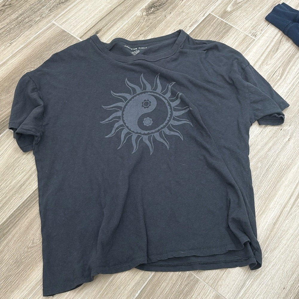American eagle sun tee shirt size medium